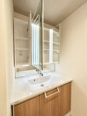 ���̑����� �O�ʋ��̗��ɁA���ϕi��q���p�i�Ȃǂ����[�\�B���ʑ����������ƕۂ��܂��I