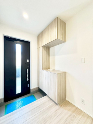 ���� �K���X�X���b�g�̓��������փh�A�������Ɍ���͂��Ă���܂�