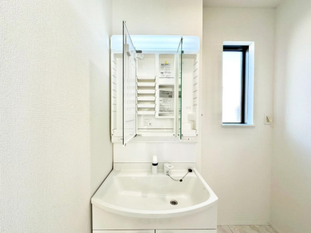 ���̑����� �O�ʋ��̗��ɁA���ϕi��q���p�i�Ȃǂ����[�\�B���ʑ����������ƕۂ��܂��I