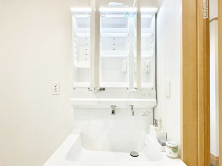 ���̑����� �O�ʋ��̗��ɁA���ϕi��q���p�i�Ȃǂ����[�\�B���ʑ����������ƕۂ��܂��I