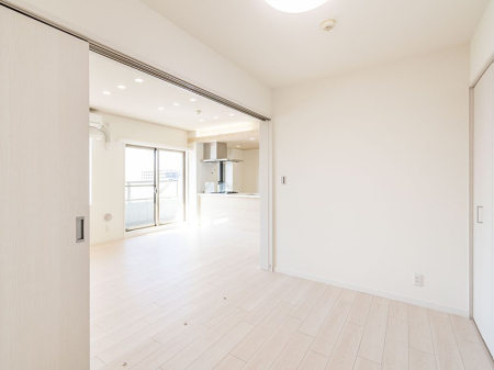 �q������ ���r���O�ɗאڂ����m���B�����˂��J������ƃ��r���O�ƌq����e���̋�Ԃɕϐg�I