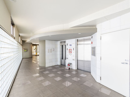 �G���g�����X �O�� �Y��ȃG���g�����X�́A���Z�҂�D�����}������Ă���܂�  