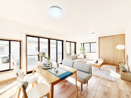 ���r���O ���邢�z���������A�����̕��͋C�ɖ�������郊�r���O�_�C�j���O 