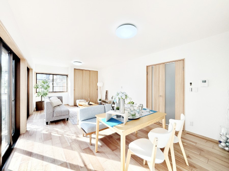 ���̑����� �Ƒ��̏Ί炪���R�Ɛ��܂�Ă���A����ȕ��͋C�̃_�C�j���O�Ɏd�オ���Ă��܂��B