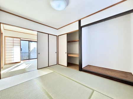 ���̑����� ���r���O�Ɨׂ荇���Ă���a���B�ق��ƈꑧ�ł���a�̋�Ԃ��Y�ꂸ�ɁB 