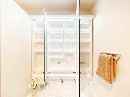 ���̑����� �O�ʋ��̗��ɁA���ϕi��q���p�i�Ȃǂ����[�\�B���ʑ����������ƕۂ��܂��I