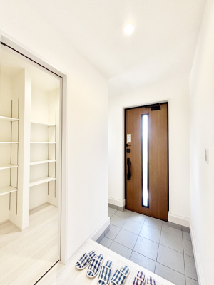 ���� �K���X�X���b�g�̓��������փh�A�������Ɍ���͂��Ă���܂�