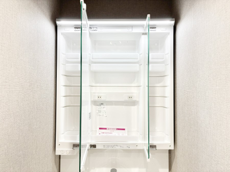 ���̑����� �O�ʋ��̗��ɁA���ϕi��q���p�i�Ȃǂ����[�\�B���ʑ����������ƕۂ��܂��I