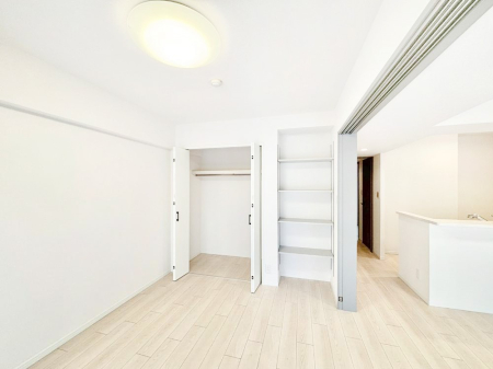 ���̑����� ���r���O�ɗאڂ����m���B�����˂��J������ƃ��r���O�ƌq����e���̋�Ԃɕϐg�I