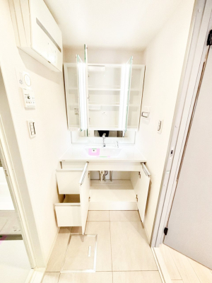 ���̑����� �O�ʋ��̗��ɁA���ϕi��q���p�i�Ȃǂ����[�\�B���ʑ����������ƕۂ��܂��I