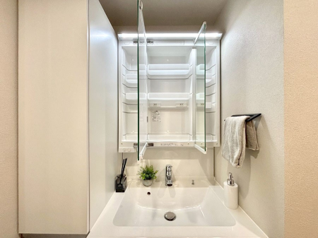 ���̑����� �O�ʋ��̗��ɁA���ϕi��q���p�i�Ȃǂ����[�\�B���ʑ����������ƕۂ��܂��I