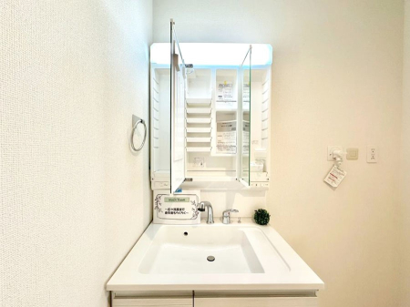 ���̑����� �O�ʋ��̗��ɁA���ϕi��q���p�i�Ȃǂ����[�\�B���ʑ����������ƕۂ��܂��I