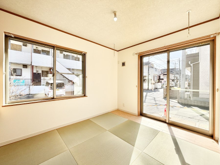 ���̑����� ���r���O�Ɨׂ荇���Ă���a���B�ق��ƈꑧ�ł���a�̋�Ԃ��Y�ꂸ�ɁB 