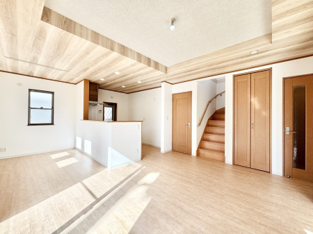 ���̑����� �Ƒ��̏Ί炪���R�Ɛ��܂�Ă���A����ȕ��͋C�̃_�C�j���O�Ɏd�オ���Ă��܂��B