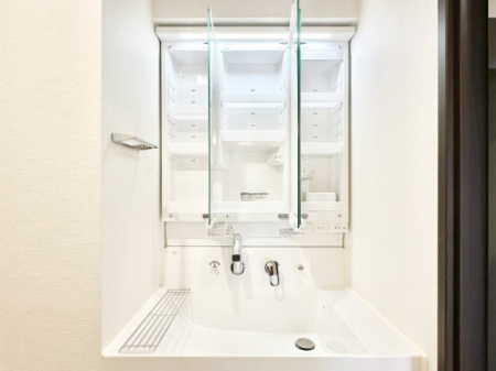 ���̑����� �O�ʋ��̗��ɁA���ϕi��q���p�i�Ȃǂ����[�\�B���ʑ����������ƕۂ��܂��I