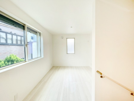 ���r���O ���Ƒ��Ƃ̃R�~���j�P�[�V�������[�܂郊�r���O�C���K�i���̗p�B