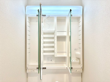 ���̑����� �O�ʋ��̗��ɁA���ϕi��q���p�i�Ȃǂ����[�\�B���ʑ����������ƕۂ��܂��I