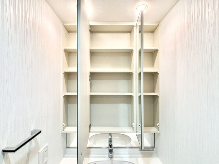 ���̑����� �O�ʋ��̗��ɁA���ϕi��q���p�i�Ȃǂ����[�\�B���ʑ����������ƕۂ��܂��I