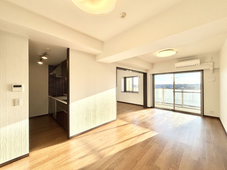 ���r���O ���R������荞�܂�A�Ƒ��c���̏ꏊ�𖾂邭���o