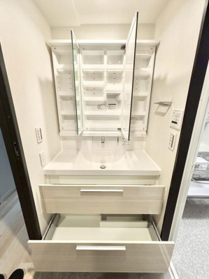 ���̑����� �O�ʋ��̗��ɁA���ϕi��q���p�i�Ȃǂ����[�\�B���ʑ����������ƕۂ��܂��I