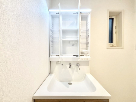 ���̑����� �O�ʋ��̗��ɁA���ϕi��q���p�i�Ȃǂ����[�\�B���ʑ����������ƕۂ��܂��I