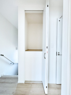 ���[ 2�K�L�����[�ɂ͑|���p�i����p�i�̃X�g�b�N�Ȃǂ����[�ł��܂��B