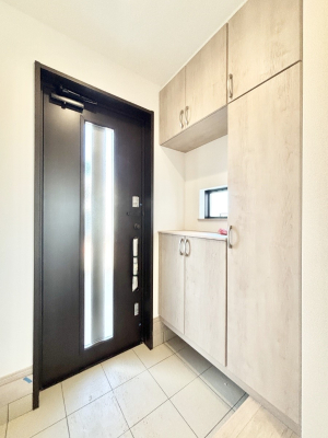 ���� �K���X�X���b�g�̓��������փh�A�������Ɍ���͂��Ă���܂�