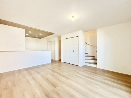 ���r���O ���邢�z���������A�����̕��͋C�ɖ�������郊�r���O�E�_�C�j���O�B �@