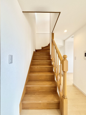 ���̑� �Q�K�ւƂÂ����邢�K�i