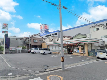 ���ӊ� �R���r�j 300m �Z�u��-�C���u�� ����؂R���ړX