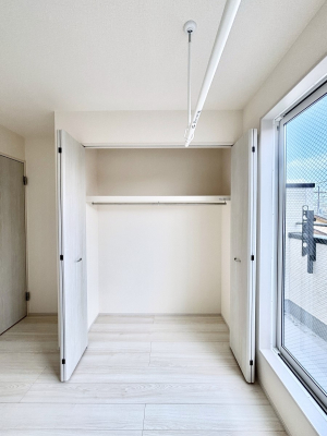 ���[ �m���̃N���[�[�b�g�B���s��������̂Ō���̈ߗނ�����������܂�܂��B