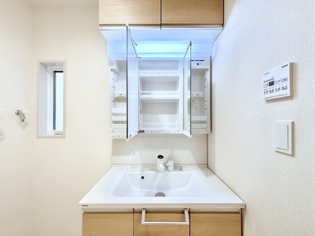 ���ʑ�E���ʏ� �O�ʋ��̗��ɁA���ϕi��q���p�i�Ȃǂ����[�\�B���ʑ����������ƕۂ��܂��I  