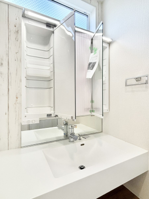 ���ʑ�E���ʏ� �O�ʋ��̗��ɁA���ϕi��q���p�i�Ȃǂ����[�\�B���ʑ����������ƕۂ��܂��I  