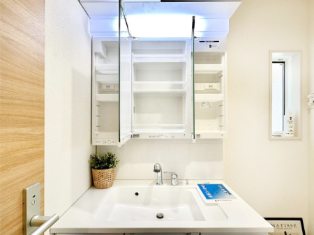 ���ʑ�E���ʏ� �O�ʋ��̗��ɁA���ϕi��q���p�i�Ȃǂ����[�\�B���ʑ����������ƕۂ��܂��I  