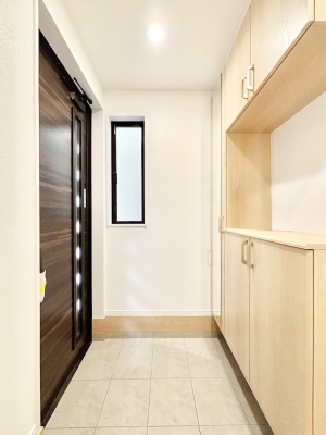 ���� �K���X�X���b�g�̓��������փh�A�������Ɍ���͂��Ă���܂��@