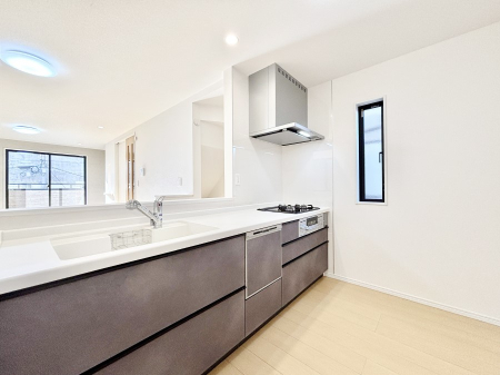 �L�b�`�� �u�₩�ȕ����ʂ蔲����L�b�`���B��������̂Ŗ��邭���C�ɂ��𗧂��܂��B�@