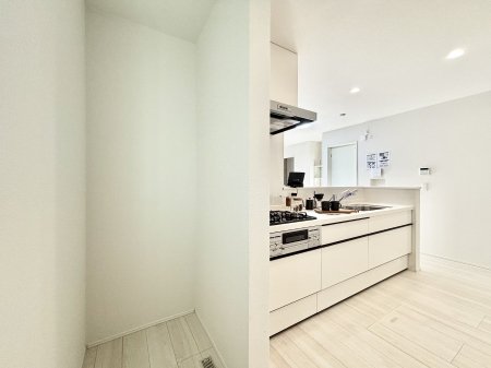 ���[ �H�i����p�i�̃X�g�b�N���X�b�L�����[�ł���p���g���[�t���ł��B