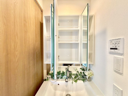 ���̑����� �O�ʋ��̗��ɁA���ϕi��q���p�i�Ȃǂ����[�\�B���ʑ����������ƕۂ��܂��I