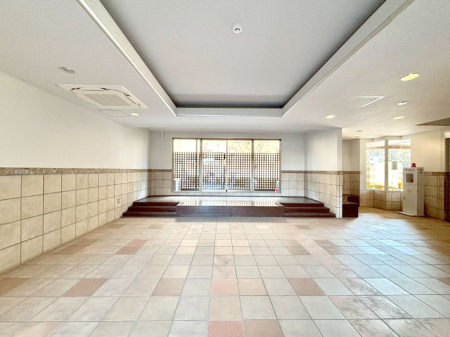 ���̑� �҂����킹�ꏊ�Ƃ��Ă��֗��ȃG���g�����X���r�[