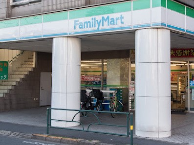 ���ӊ� �R���r�j 180m �t�@�~���[�}�[�g �O��ǗёO�X