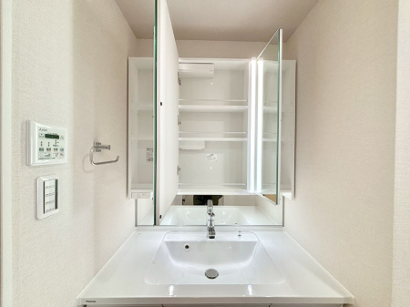 ���̑����� �O�ʋ��̗��ɁA���ϕi��q���p�i�Ȃǂ����[�\�B���ʑ����������ƕۂ��܂��I