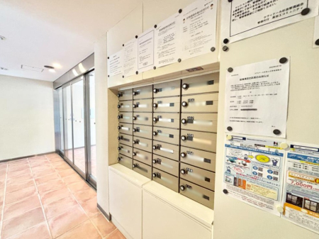 ���̑� �|�X�g�̓G���g�����X���ɂ���̂ŉJ�ɔG�ꂸ�X�ւ��󂯎��܂��ˁI