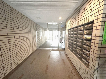 ���̑� �|�X�g�̓G���g�����X���ɂ���̂ŉJ�ɔG�ꂸ�X�ւ��󂯎��܂��ˁI