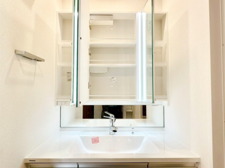 ���̑����� �O�ʋ��̗��ɁA���ϕi��q���p�i�Ȃǂ����[�\�B���ʑ����������ƕۂ��܂��I