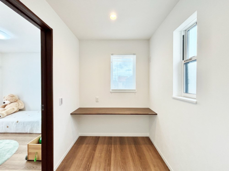 ���̑� 2�K�̖��邢�t�@�~���[�R�[�i�[