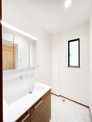 ���̑� ����������z���C�g�J���[����Ƃ��������h���[�X�y�[�X