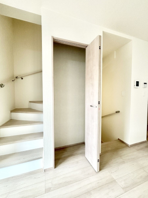 ���̑����� ���r���O���[�B�����Ɏ��[������ƕ����W�܂�LDK���X�b�L���Еt�������ł��ˁB  