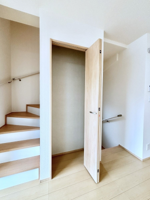 ���̑����� ���r���O���[�B�����Ɏ��[������ƕ����W�܂�LDK���X�b�L���Еt�������ł��ˁB  