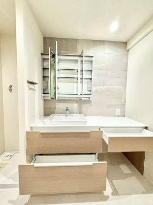 ���̑����� �O�ʋ��̗��ɁA���ϕi��q���p�i�Ȃǂ����[�\�B���ʑ����������ƕۂ��܂��I