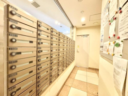 ���̑� �|�X�g�̓G���g�����X���ɂ���̂ŉJ�ɔG�ꂸ�X�ւ��󂯎��܂��ˁI